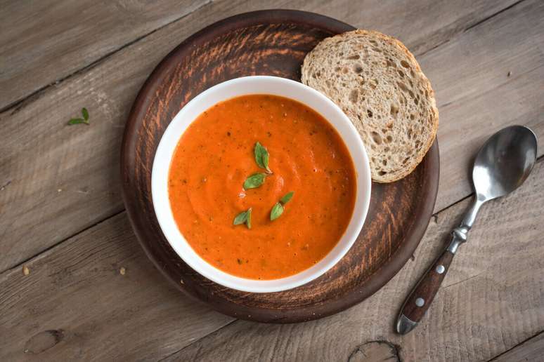 Caldo de cenoura com tomate 