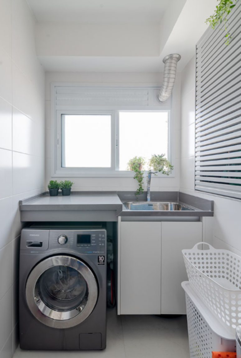 3. Decoração com estilo moderno para lavanderia pequena planejada – Projeto: Mari Milani + Arquitetas – Foto: Erika Urbino