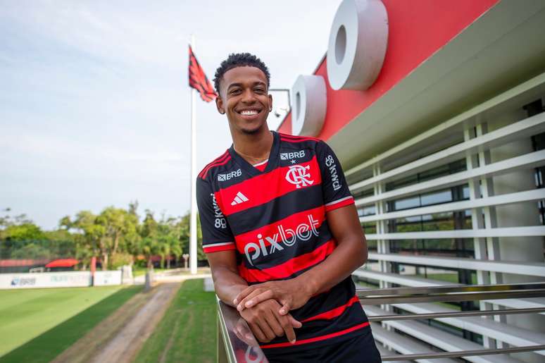 Carlinhos anunciado pelo Flamengo. 