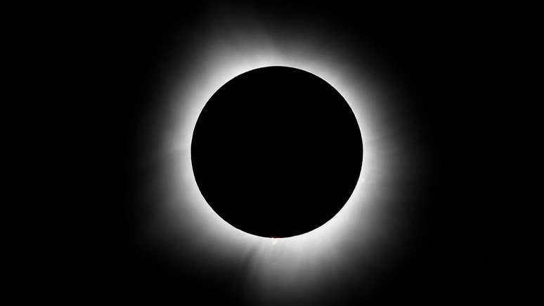 Carbondale, Illinois, EUA: lua encobre o Sol completamente durante eclipse