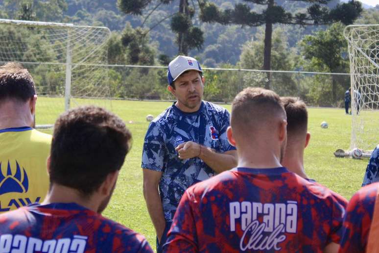 Tcheco conversa com o elenco do Tricolor.