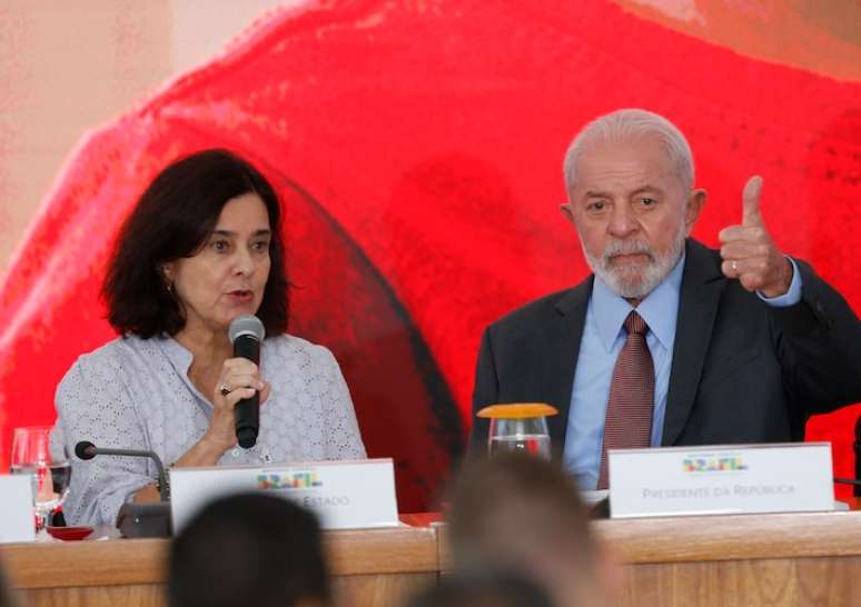 A ministra da Saúde, Nísia Trindade, apresenta novo programa em evento no Palácio do Planalto, ao lado do presidente Lula