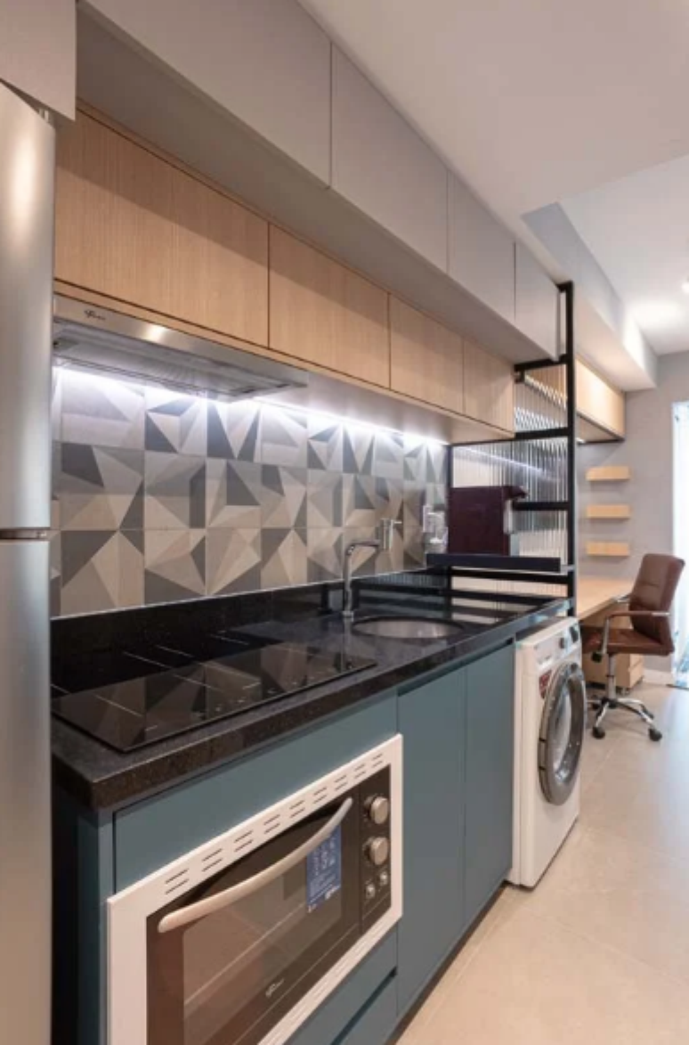 16. Neste projeto, a lavanderia pequena está integrada com a cozinha e um home office – Projeto: Rafaella Grasnoff – Loft 7 Arquitetura | Foto: Dam Mol