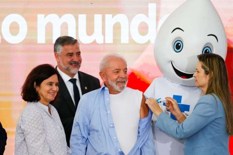 Presidente Lula recebe vacina da gripe ao lado da ministra da Sa&uacute;de, N&iacute;sia Trindade