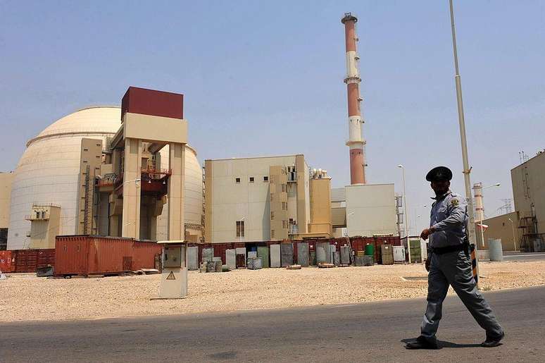 Um segurança monta guarda ao lado do reator nuclear de Bushehr, no Irã.
