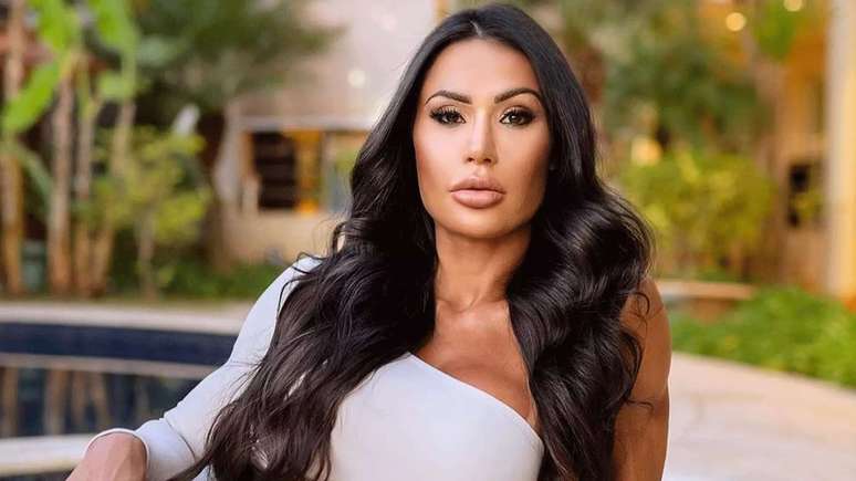 Gracyanne Barbosa is surrounded by security guards at an event and generates controversy
