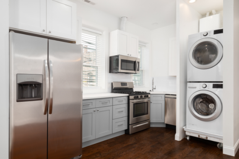 18. Cozinha integrada com lavanderia branca, moderna e funcional – Foto: Shutterstock