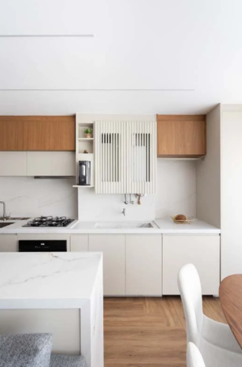 4. Lavanderia pequena moderna integrada à cozinha – Projeto: Rafaella Grasnoff – Loft 7 Arquitetura | Foto: Dam Mol