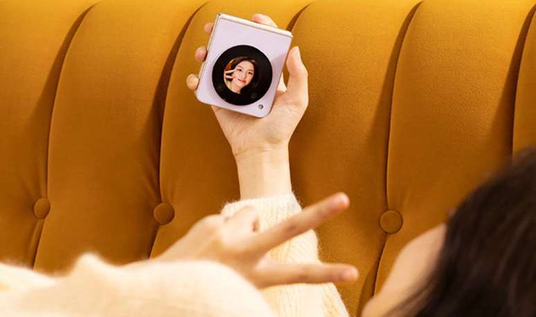 Users can use an external display to view the time, calendar, notifications, control the camera and more (Image: Playback/Nubia) Users can use an external display to view the time, calendar, notifications, control the camera and more (Image: Playback/Nubia)