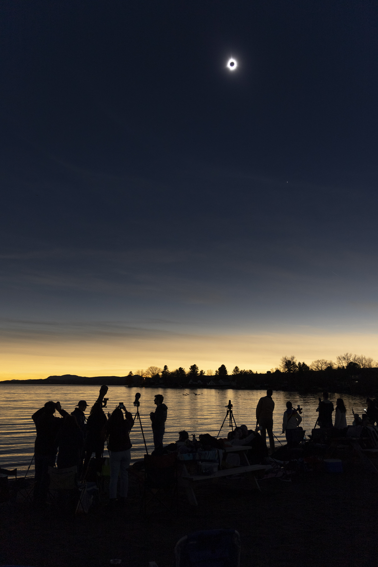 Eclipse solar total de abril visto no lago Magog, no Canadá (Imagem: Reprodução/Stan Honda)