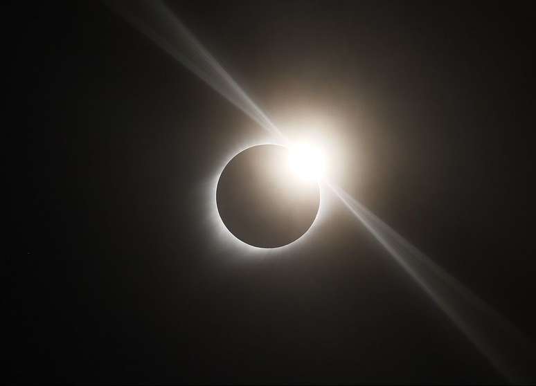Anel de diamante no eclipse do dia 21 de agosto de 2017 (Imagem: Reprodução/Sean Riddle/Wikimedia Commons)