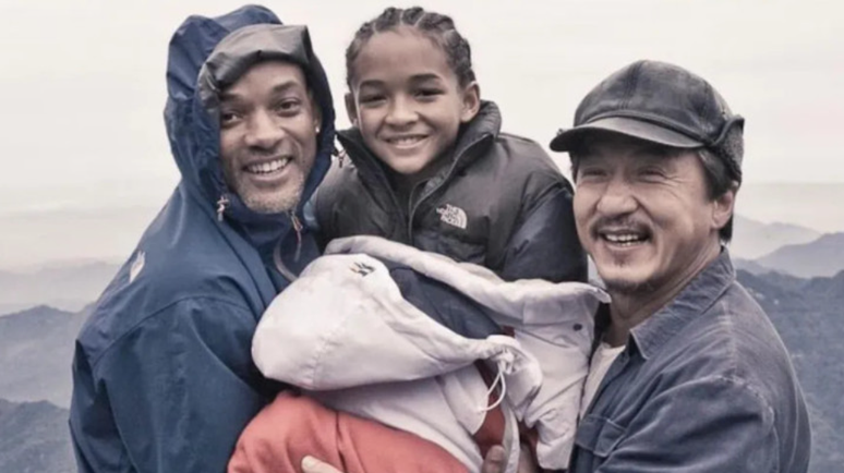 O ator Will Smith postou um agradecimento a Jackie Chan, nas redes sociais, celebrando o aniversário do astro das artes marciais no cinema. Chan completou 70 anos em 7 de abril de 2024. E Will postou uma foto em que os dois estão com Jaden, filho de Will, em 2010, época das filmagens de "Karatê Kid".