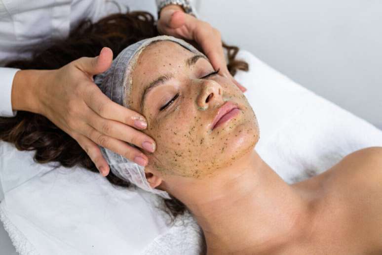 Esfolia&ccedil;&atilde;o ajuda a remover as c&eacute;lulas mortas da pele 