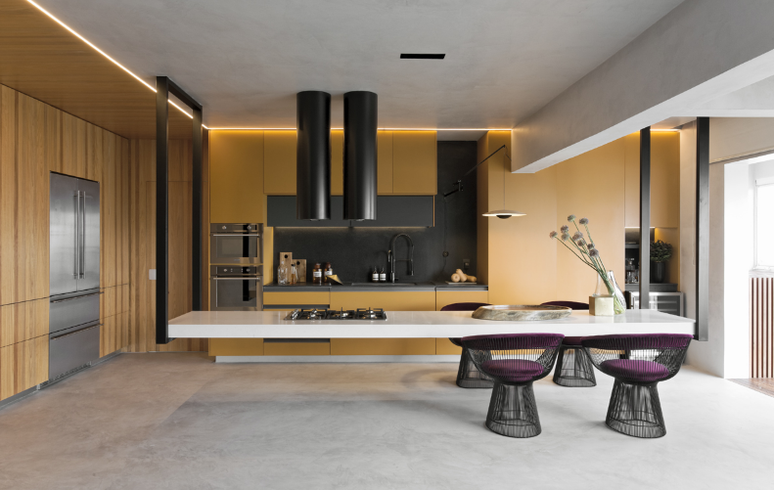 2. Amarelo e preto se sobressaem nesta cozinha moderna com ilha – Projeto: Diego Revollo | Foto: Alain Brugier