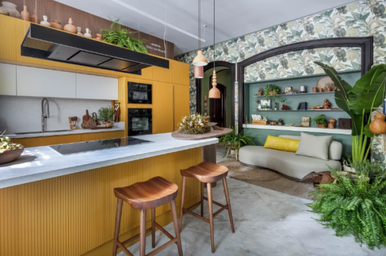 5. Uma cozinha tropical e alegre em verde e amarelo – Projeto: Amanda Miranda | Foto: André Nazareth/CASACOR