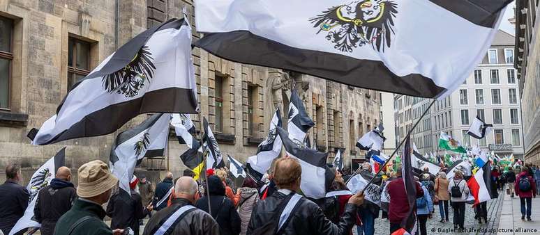 Marcha de extremistas de direita com bandeiras imperiais da Baviera. Movimento "Reichsburger" tem alarmado autoridades