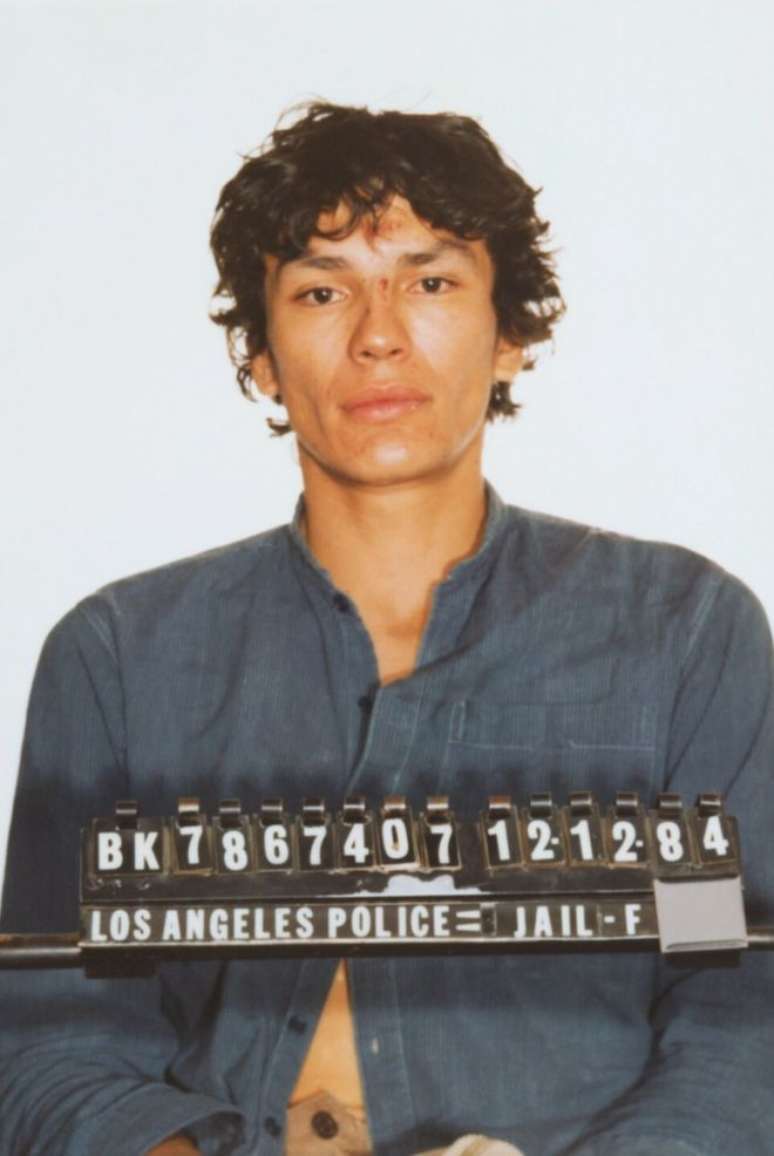 Richard Ramírez em foto de 1984, após ser preso pelo roubo de um carro e antes de iniciar sua sequência de assassinatos (Imagem: Domínio Público/Los Angeles Police Department)