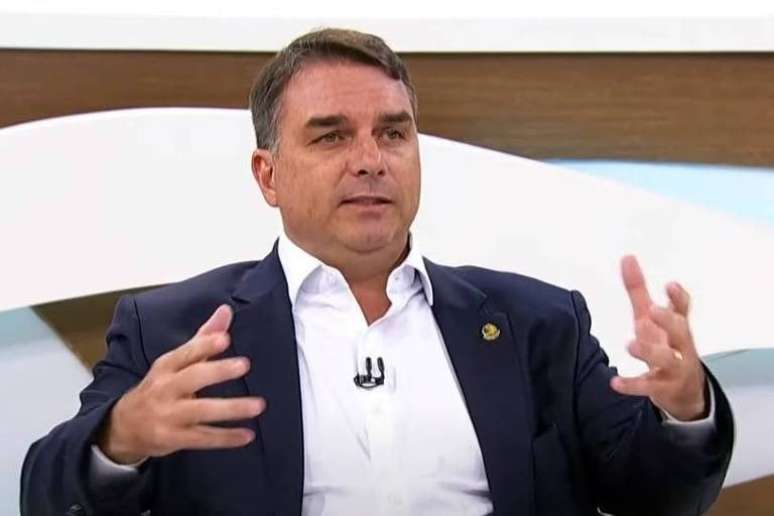 O senador Flávio Bolsonaro (PL-RJ) durante entrevista ao programa Roda Viva nesta segunda-feira (8), da TV Cultura –