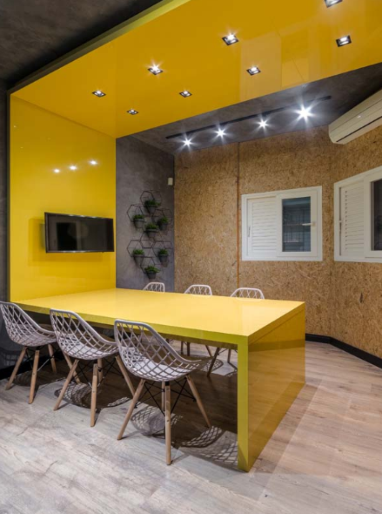 1. Amarelo pode ser utilizado em móveis grandes ou detalhes no ambiente – Projeto: Jacqueline Fumagalli | Foto: Ronaldo Rizutti