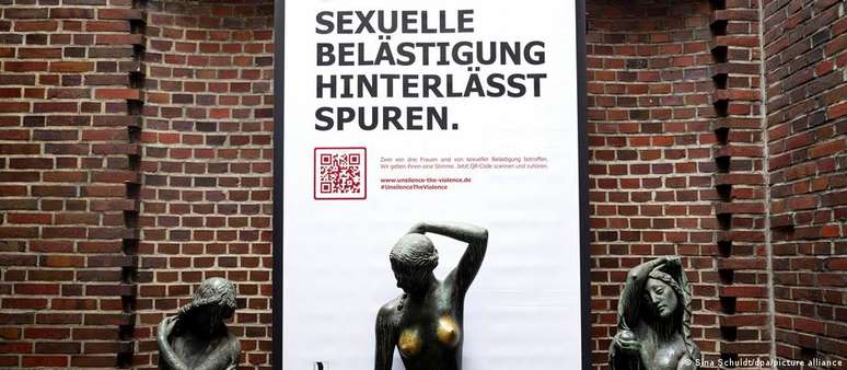 "Assédio sexual deixa marcas", afirma cartaz da campanha "Unsilence the violence" em Bremen