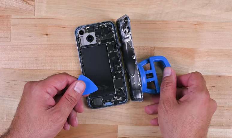 A troca de bateria do iPhone garante uma revenda mais tranquila (Imagem: Reprodução/iFixit)