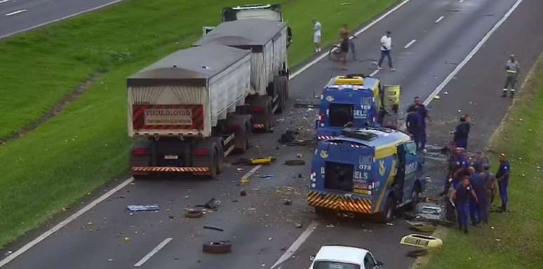 Criminosos explodem dois carros-fortes em rodovia no interior de SP