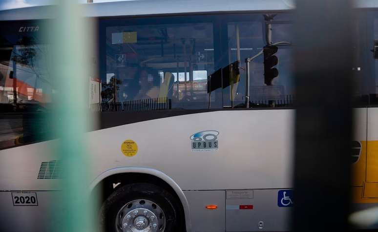 Movimentacao de onibus no Terminal Itaquera onde supostamente empresas ligadas ao PCC operam empresas de transporte, na foto, um ônibus da UPBus