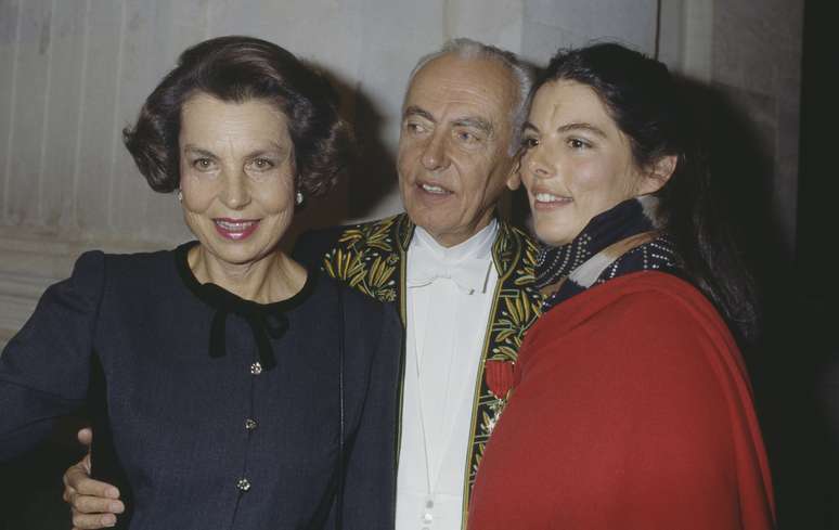 Françoise com a mãe, Liliane, e o pai, André, em 1988: a família está associada à perseguição de judeus durante o nazismo