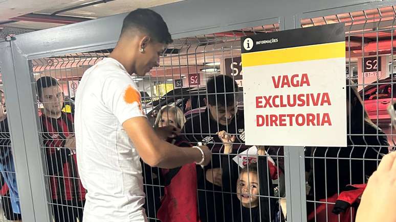 Zé Vitor tirou fotos e assinou camisas na Arena.
