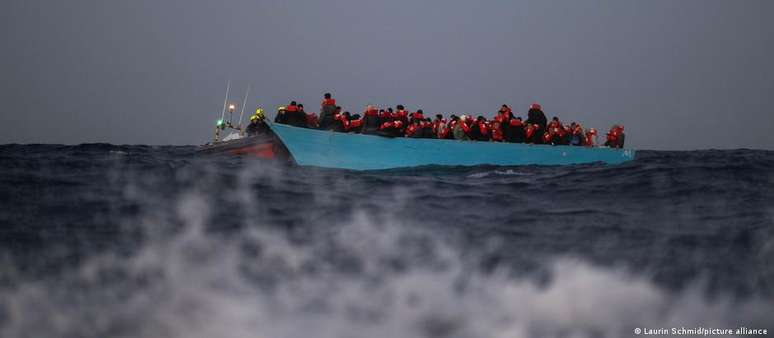 Em registro de janeiro de 2024, migrantes que faziam a travessia no Mar Mediterrâneo são resgatados na costa líbia pela ONG SOS Humanidade 