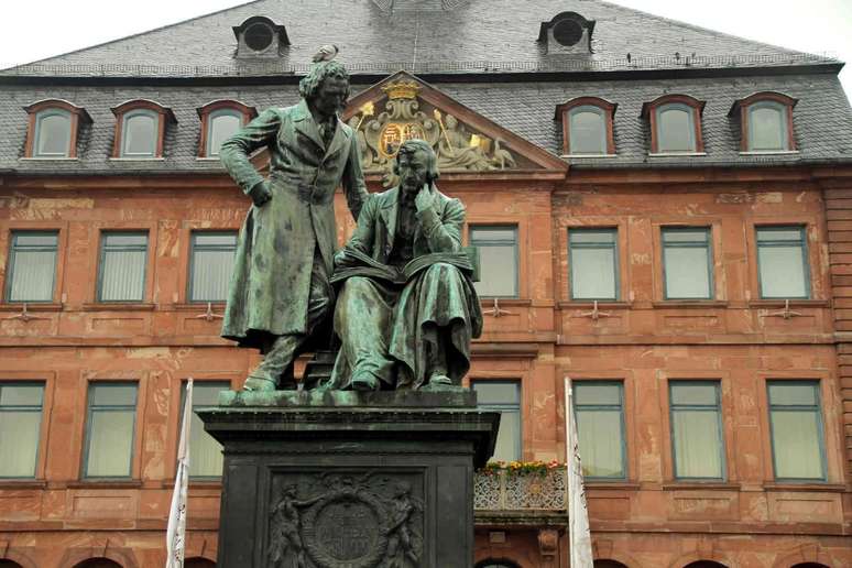 Estátua dos Irmãos Grimm, em Hanau 