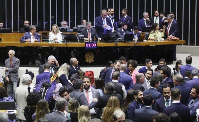 Câmara dos Deputados vota manutenção de prisão contra Chiquinho Brazão