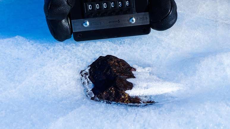 Cientistas fazem alerta para encontrar meteoritos afundados no gelo da Antártica "antes que desapareçam"