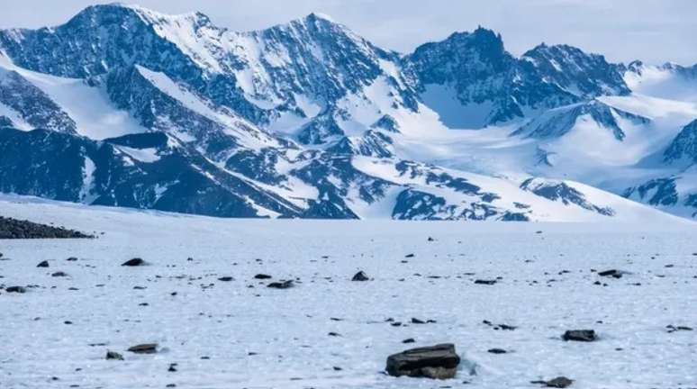 Milhares de meteoritos podem afundar no gelo da Antártica devido às mudanças climáticas