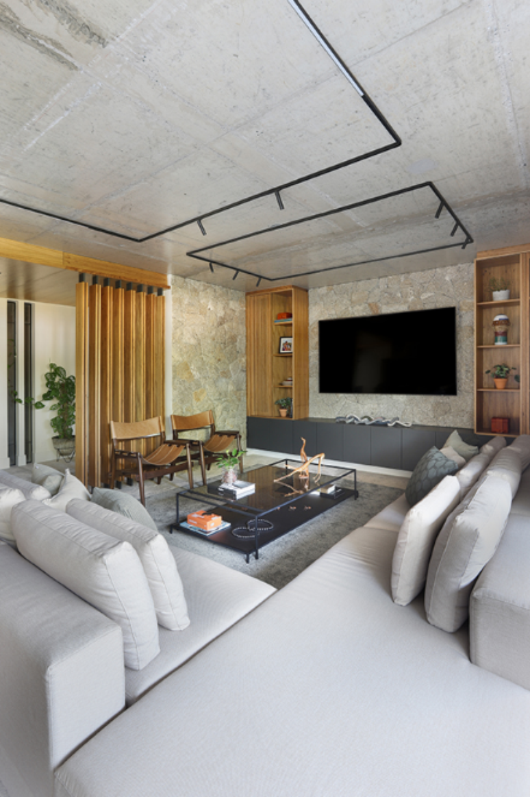 2. Cores claras ampliam a sala de apartamento, além de torná-la mais luminosa – Projeto: Mandril Arquitetura | Foto: Mariana Orsi @marianaorsifotografia