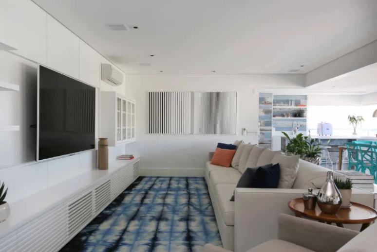 13. Tons de azul foram explorados nesta sala de apartamento clean com mobiliário contemporâneo – Projeto: SP Estúdio | Foto: Mariana Orsi