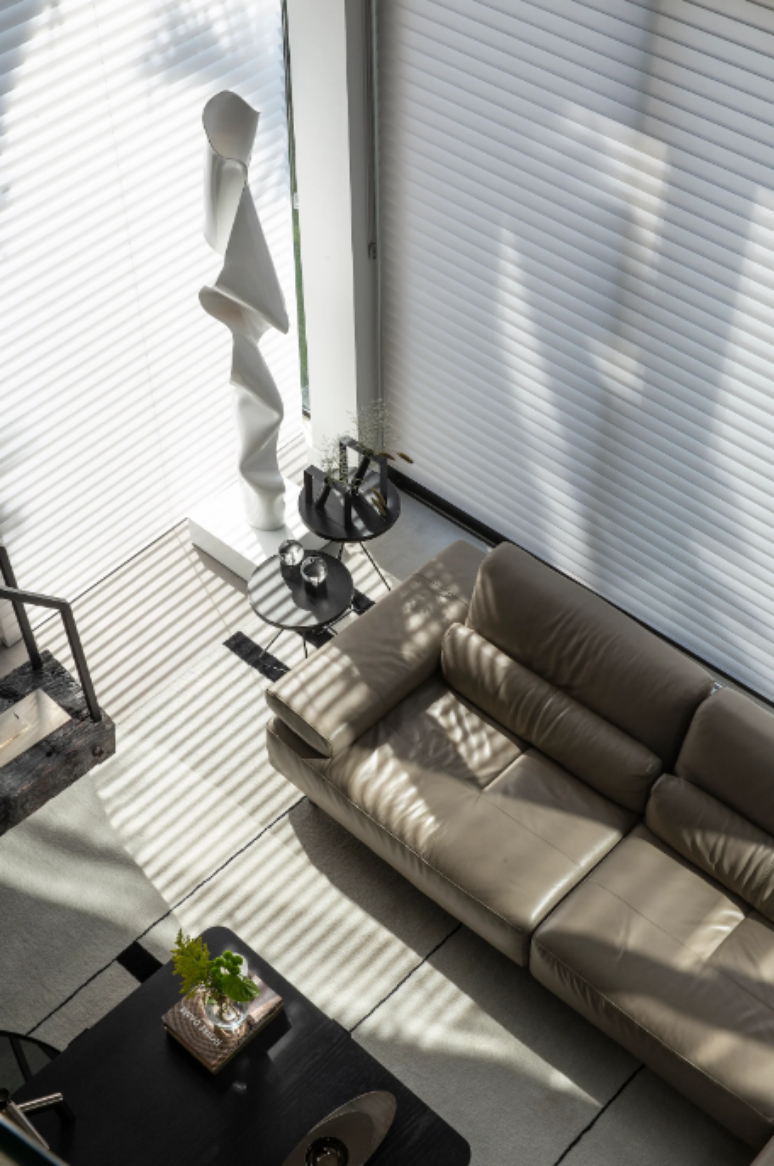 4. As cortinas são essenciais para tornar a sala de apartamento mais aconchegante – Projeto: Tiago Rocha | Foto: @marcopintophoto