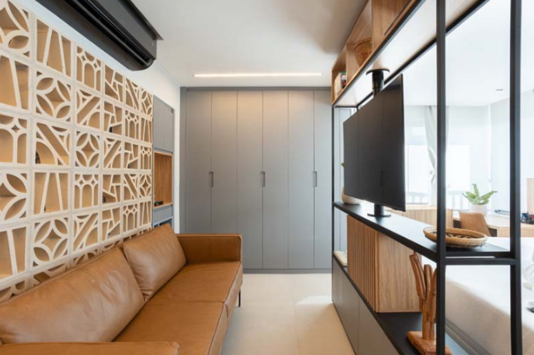 20. Você pode usar divisórias de ambientes de cobogó em espaços integrados do apartamento – Projeto: Rafaella Grasnoff – Loft 7 Arquitetura | Foto: Dam Mol