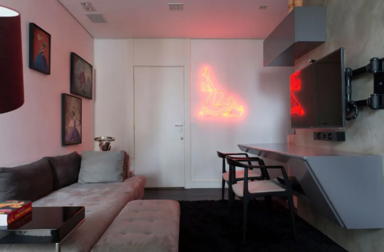 15. Neon sobre a parede é destaque nesta sala de apartamento – Projeto: Ricardo Abreu | Foto: Marcelo Magnani/CASACOR