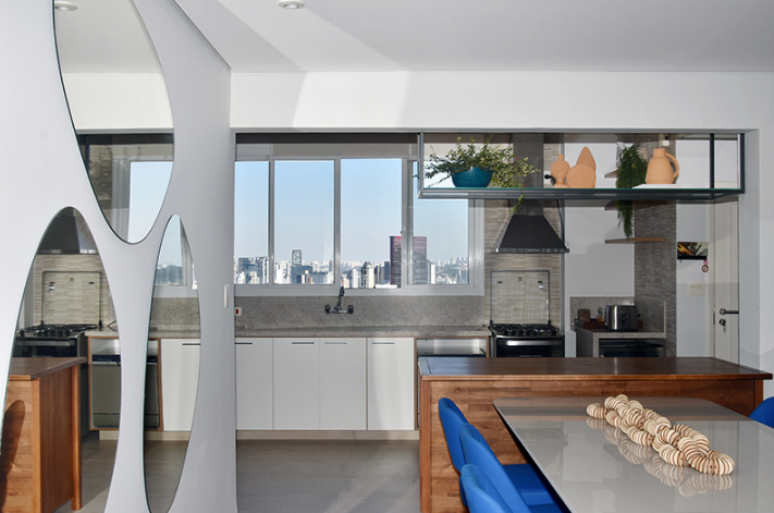 8. Espelhos são perfeitos para ampliar a sala de apartamento – Projeto: Daniela Funari Arquitetura | Foto: Celina Germeer