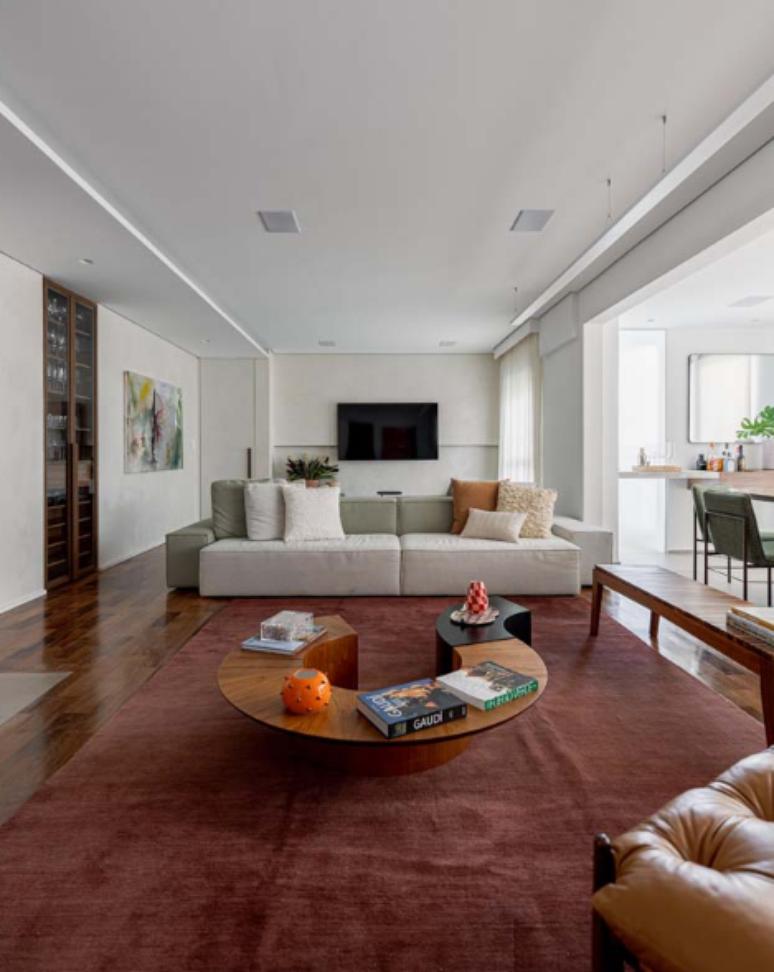 10. O estilo clássico e o moderna se unem nesta sala de estar integrada com a sala de tv – Projeto: Fenda Arquitetura | Foto: João Paulo Prado