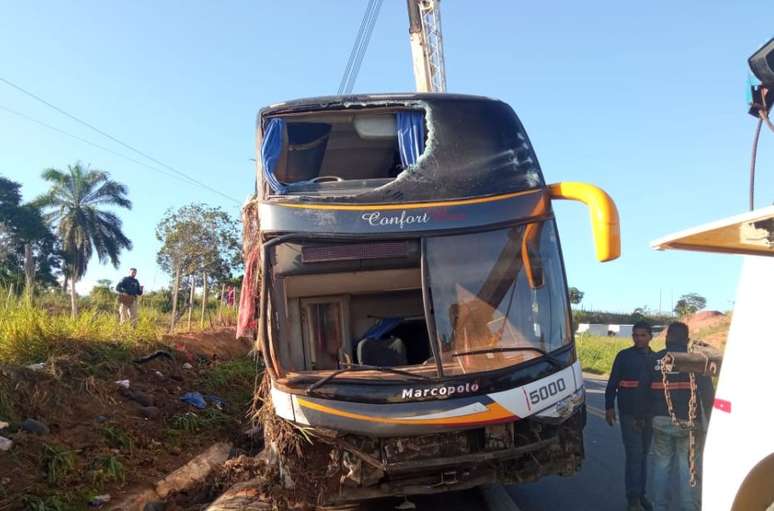 Ônibus ficou destruído após tombar em rodovia na Bahia
