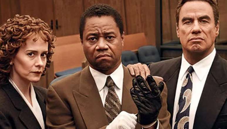 Sarah Paulson (interpretando a promotora Marcia Clark), Cuba Gooding Jr. (como O. J.) e John Travolta (na pele do advogado Robert Shapiro) em 'O Povo contra O. J. Simpson'