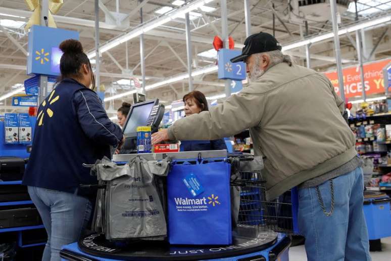 Consumidores em loja do Walmart em Chicago
27/11/2019. REUTERS/Kamil Krzaczynski/File Photo