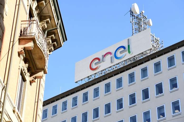 Logo da Enel na sede em Milão, Itália