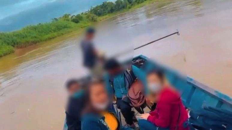 Neel, uma vítima indiana, foi resgatado pelas autoridades tailandesas e cruzou o rio em segurança