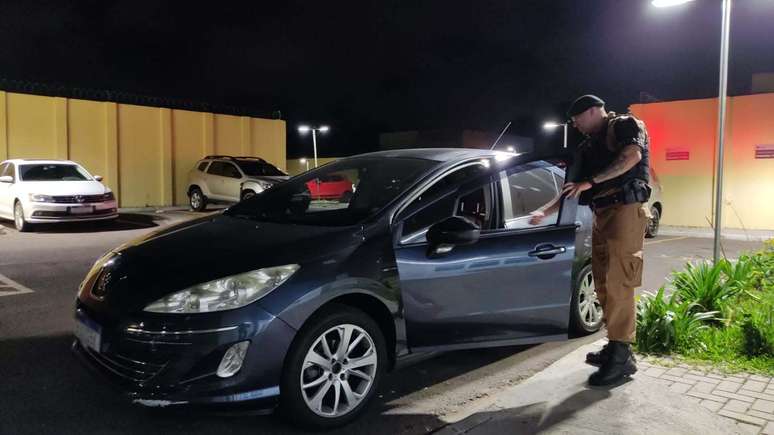 Carro usado por suspeito antes de ser abordado no Cajuru.
