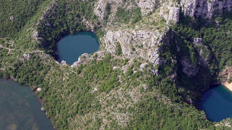Os famosos lagos cársicos de Imotski se formaram a partir do colapso de uma caverna pré-histórica