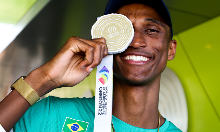 Alison dos Santos e medalha (Carol Coelho-CBAt)