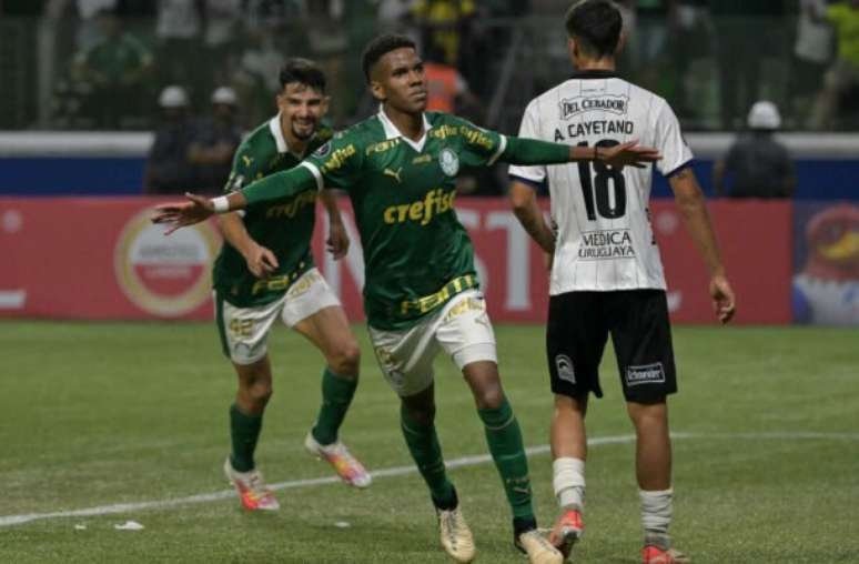 Estêvão marca primeiro gol como profissional do Palmeiras